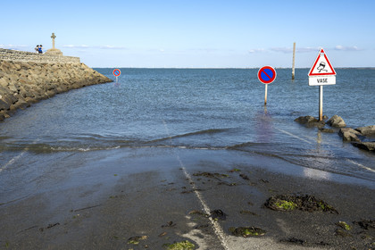 France, Vendée (85), île de Noirmoutier, Barbatre, passage du Gois, chaussée submersible qui relie l'île au continent à marrée basse, la route submergée et un refuge en arrière plan
