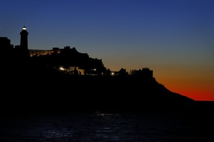 Italie, Toscane, Ile d’Elbe, phare de Portoferraio au coucher de soleil et la maison de Napoléon 1er (Palazzina dei Mulini) au centre