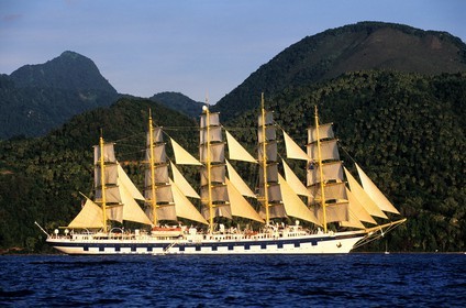 Caraïbes, île de Sainte-Lucie, le 5 mâts SPV Royal Clipper toutes voiles dehors au large du Piton de Soufrière