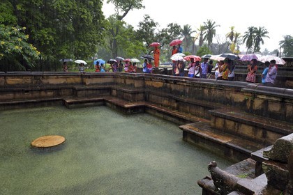 Sri Lanka, province du Centre-Nord, Polonnaruwa, l'ancienne capital du pays (XIe au XIIIe siècle) est classée au Patrimoine Mondial de l'UNESCO, Palais Royal, le bain du Prince (Kumara Pokuna), visite commentée par un moine bouddhiste