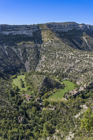 France, Hérault (34), les Causses et les Cévennes, paysage culturel de l'agro-pastoralisme méditerranéen inscrit au Patrimoine Mondial de l'UNESCO, Saint-Maurice-Navacelles, le Cirque de Navacelles avec le rocher de la Vierge entouré par un bras mort de la rivière La Vis, vue du coté belvédère de Blandas dans le Gard