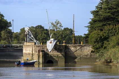France, Loire-Atlantique (44), Le Pellerin, collection d'art contemporain à ciel ouvert Estuaire, le voilier sculpture de 9 m de long Misconceivable réalisé par l'artiste autrichien Erwin Wurm à l'écluse d'accès au canal de la Martinière sur la Loire