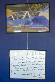 France, Bouches-du-Rhône (13), Salon-de-Provence, base aerienne 701, base de la Patrouille de France (PAF pour Patrouille acrobatique de France) de l'Armée de l'air et de l'espace française, photo souvenir du Président Macron en poste de copilote pour un vol effectué le 8 juillet 2022