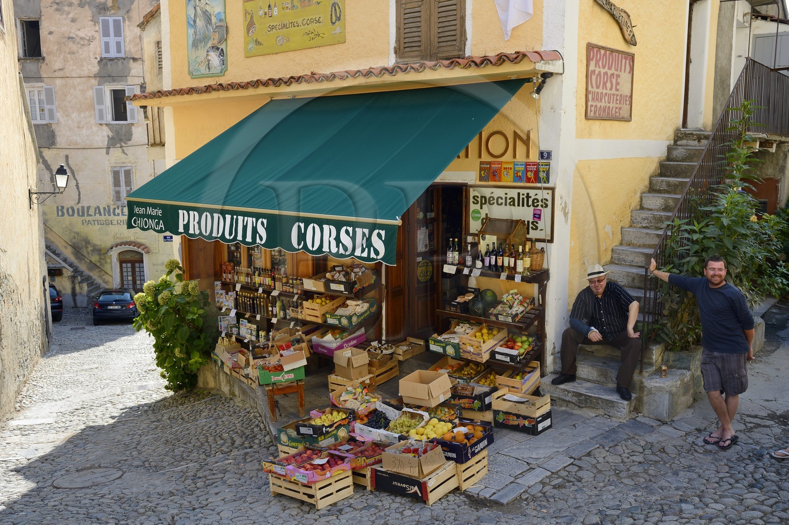 France, Haute-Corse (2B), Corte, l'Epicerie Casa Curtinese tenue par Jean-Marie Ghionga (avec le chapeau blanc), boutique de spécialités corses