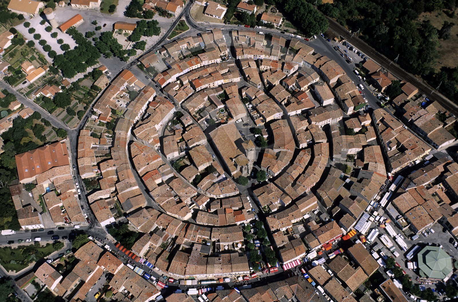 France, Aude (11), village cathare de Bram construit en cercles concentriques autour de l'église (vue aérienne)