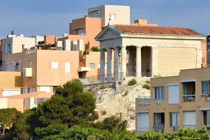 France, Bouches-du-Rhône (13), Marseille, Parc National des Calanques, Archipel des Iles du Frioul, Ile Ratonneau, le village de Frioul et de son église en forme de temple grecque