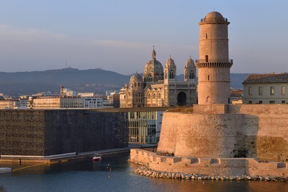 France, Bouches-du-Rhône (13), Marseille, MuCEM (Musée des civilisations de l'Europe et de la Méditerranée) par les architectes Rudy Ricciotti et R. Carta, le Fort Saint Jean et la cathédrale La Major