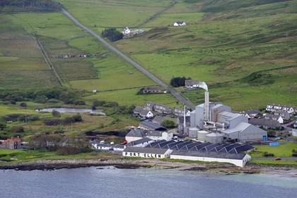 Royaume-Uni, Ecosse, Hébrides intérieures, Ile de Islay, Port Ellen, ancienne distillerie de whisky Port Ellen et à côté malterie qui alimente en orge les distilleries de l'île (vue aérienne)