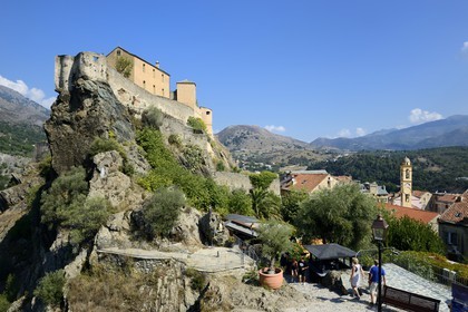 France, Haute-Corse (2B), Corte, la citadelle du XVe siècle domine la ville, vue depuis le belvédère sur le Nid d'Aigle