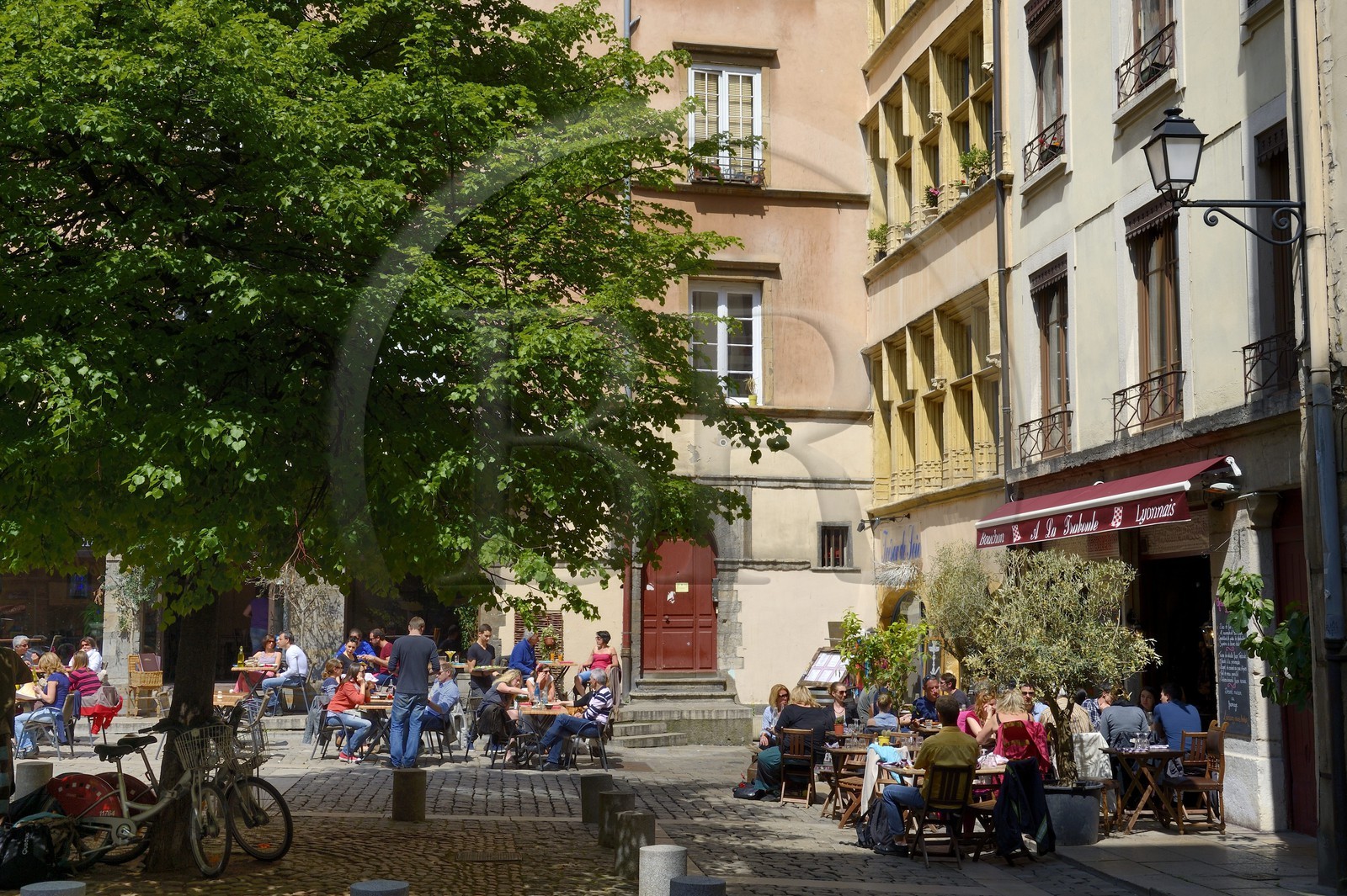 France, Rhône (69), Lyon, site historique classé Patrimoine Mondial de l'UNESCO, quartier de Saint-Paul dans le Vieux Lyon, place du Gouvernement et ses bouchons lyonnais