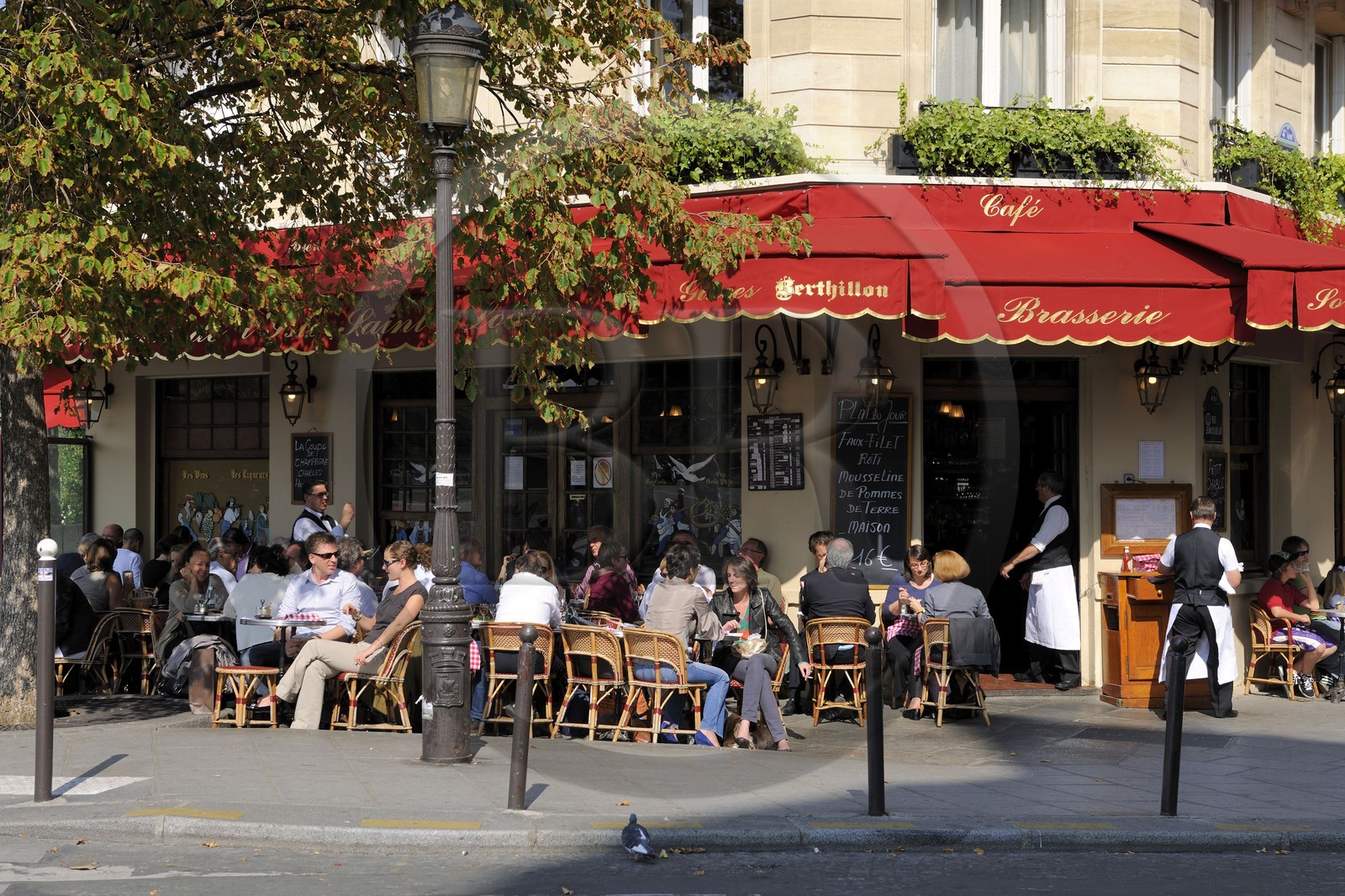 France, Paris (75), île Saint Louis, terrasse de café vendant des glaces de la Maison Berthillon