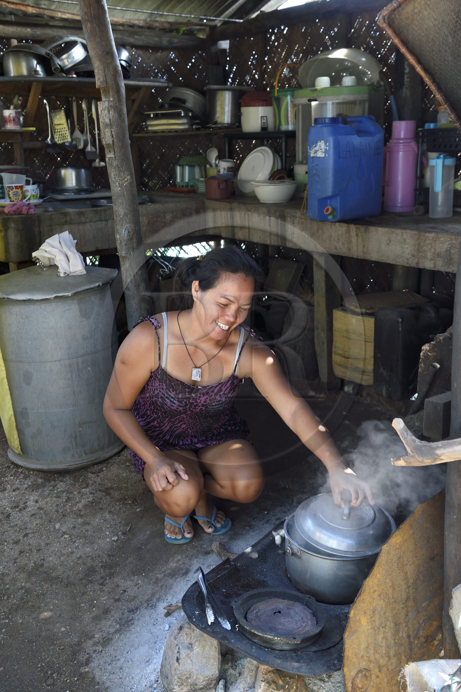 Philippines, Calamian Islands dans le nord de Palawan, Uson Island dans la baie de Coron, village de Barangay Lajala, quartier des pêcheurs,  Maeline dans sa cuisine, fille du constructeur de bateaux Emilino Diabordo