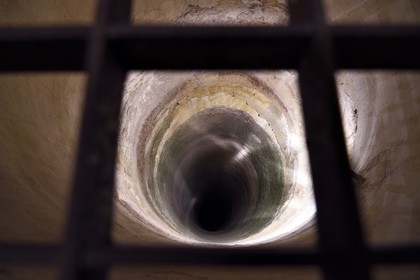 France, Vaucluse (84), Parc Naturel Regional du Luberon, Ansouis, labellisé Les Plus Beaux Villages de France, le chateau d'Ansouis, le puits d'évasion