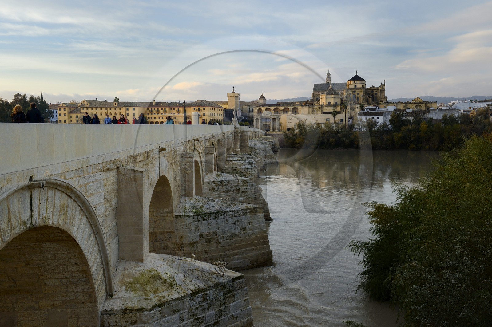 Espagne, Andalousie, Cordoue, centre historique classé Patrimoine Mondial de l'UNESCO, le pont romain sur le Guadalquivir du Ier siècle avant JC et la mosquée cathédrale