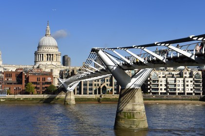 Royaume-Uni, Londres, la City, le pont du Millénaire (Millennium Bridge) de l'architecte Norman Foster sur la Tamise et la cathédrale Saint-Paul en arrière plan