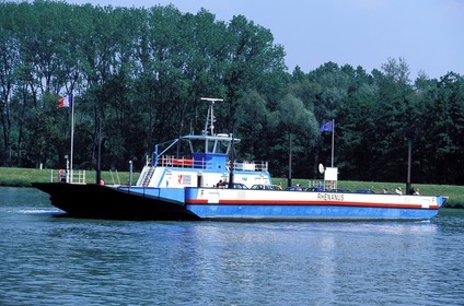 France, Bas-Rhin (67), le Rhin, l' unique bac de traversé entre la France et l' Allemagne a Rhinau