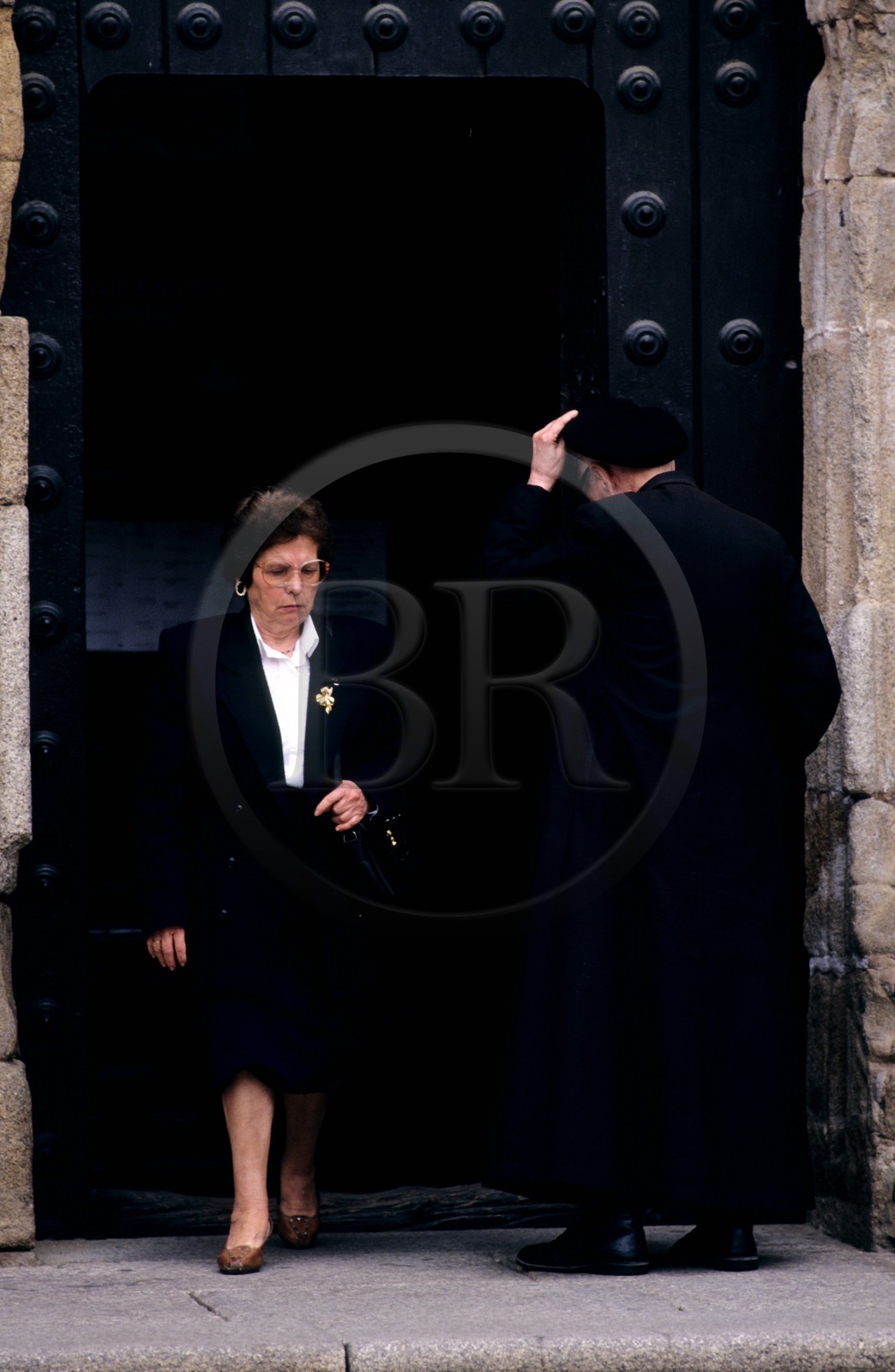 Espagne, Estrémadure, ville de Caceres, sortie d'église Plaza de Santa-Maria dans la vieille ville