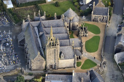 France, Finistère (29), Guimiliau, l'église et le calvaire dans l'enclos paroissial (vue aérienne)
