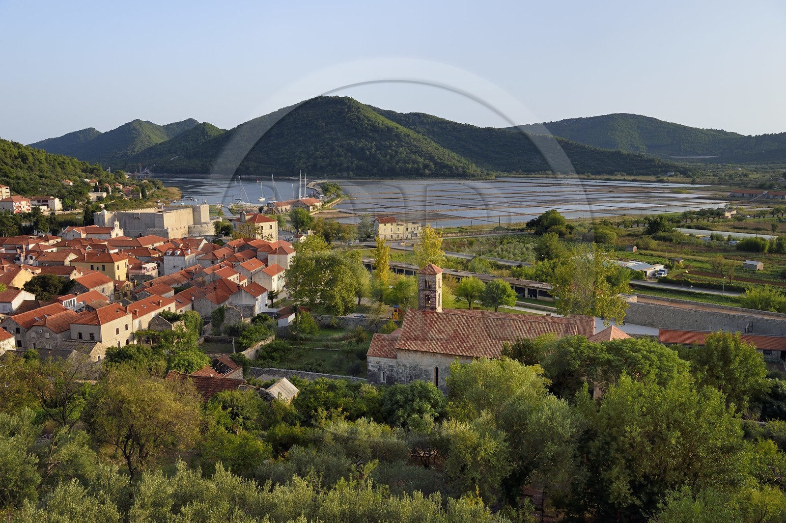 Croatie, Dalmatie, cote dalmate, presqu'ile de Peljesac, la vieille-ville de Ston, le Fort Kastio à gauche et le monastère Saint-Nicolas à droite, les anciens marais salants en arrière plan