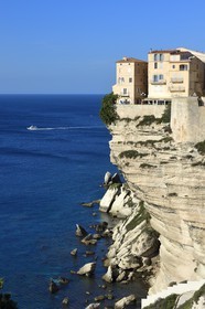 France, Corse-du-Sud (2A), Bonifacio, la vieille ville ou Haute Ville perchée sur des falaises de calcaire de plus de 60 mètres de haut