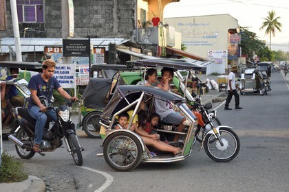 Philippines, province de Nueva Ecija, Bambang, tricycle moto-taxi dans la rue principale