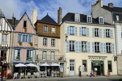 France, Morbihan (56), Golfe du Morbihan, Vannes, le quai Eric Tabarly sur la rive droite du port de plaisance, terrasse d'un bar restaurant et maisons à colombages