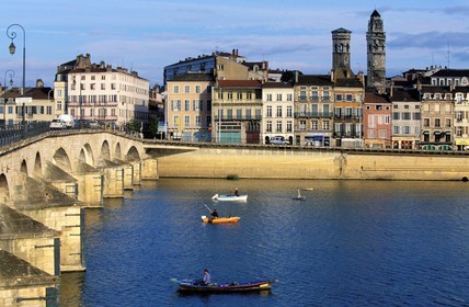 France, Saône-et-Loire (71), Mâcon, le pont Saint-Laurent, la Saône et le quartier du vieux Saint-Vincent
