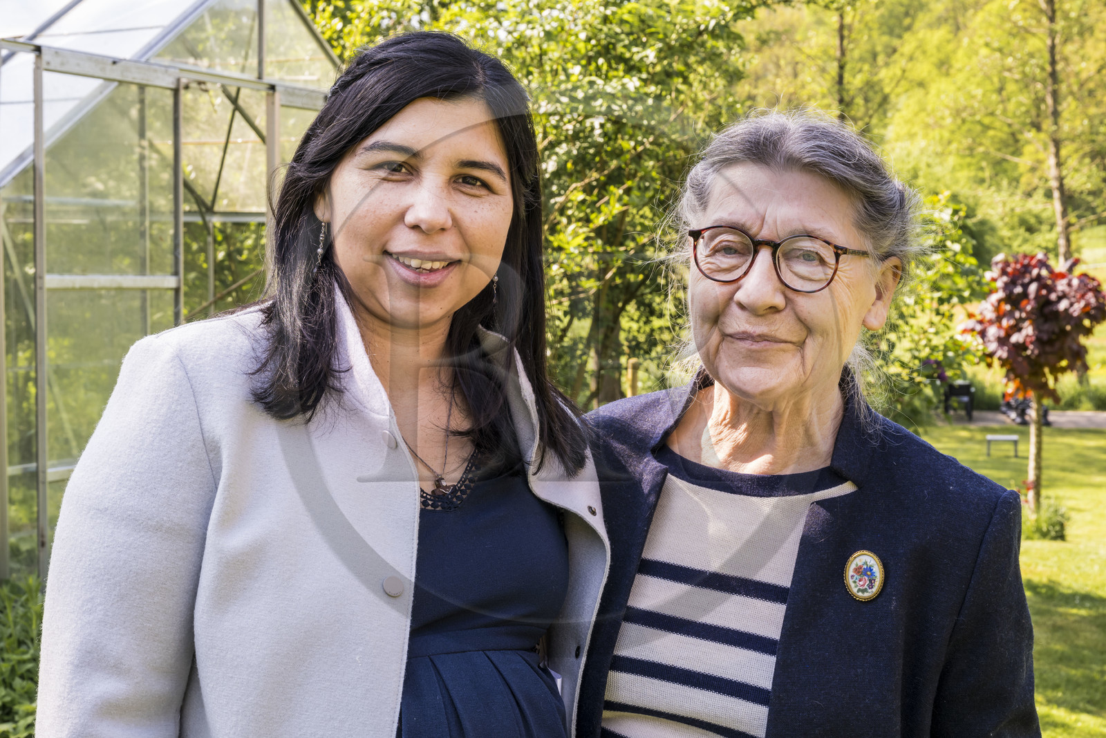 France, Bas-Rhin (67), Parc naturel régional des Vosges du Nord, Obersteinbach, Hotel Alsace-Village, Christelle Ullman à gauche avec Angelica Escobar Sereno qui codirigent l'établissement avec son mari Geoffrey Lanoix