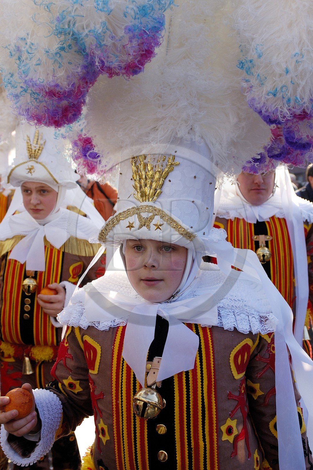 Belgique, Wallonie, carnaval de Binche, Gilles de Binche en procession avec leur coiffe lançant des oranges