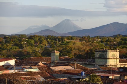 Nicaragua, la vieille ville de Granada et le volcan Mombacho en arrière plan