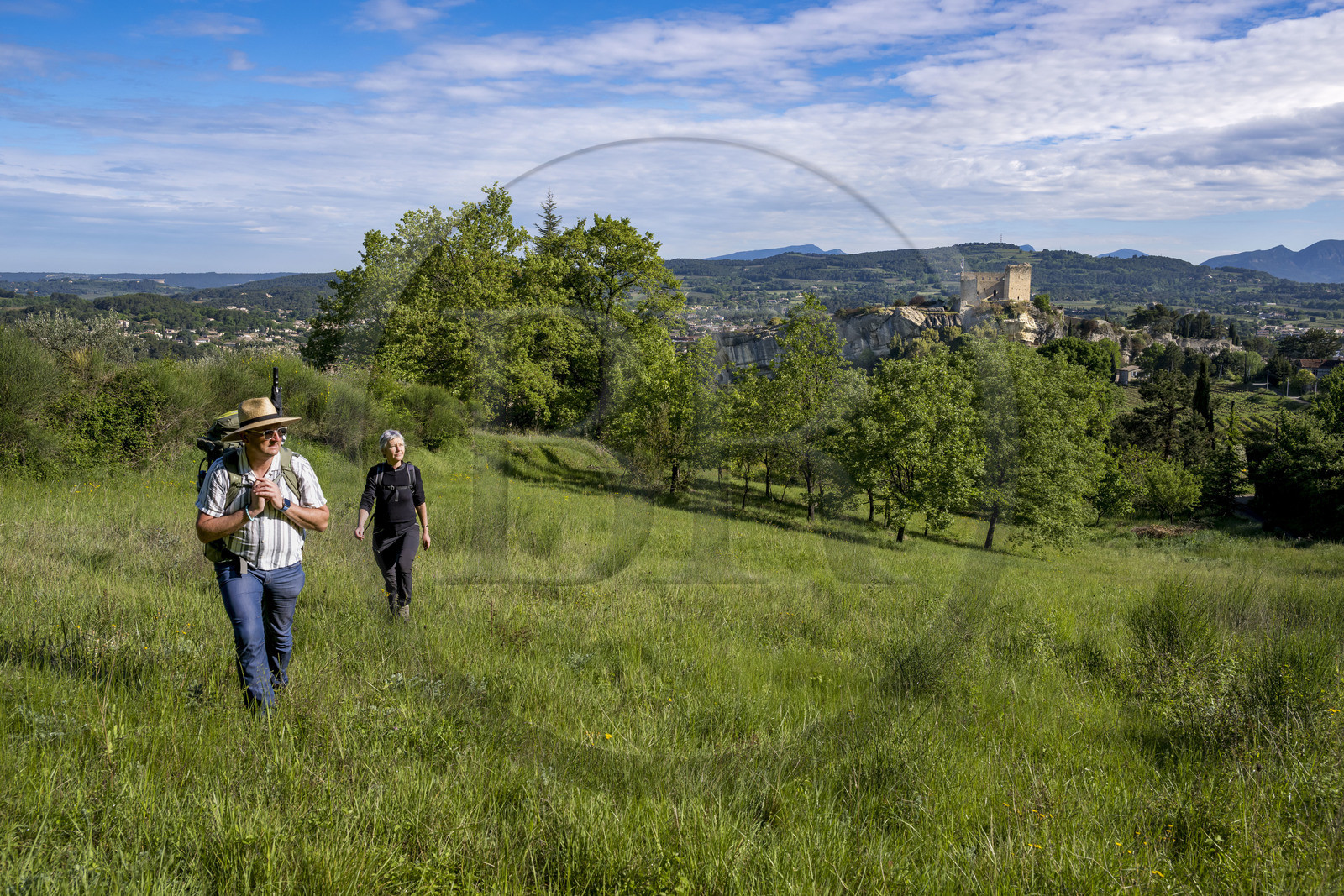 France, Vaucluse (84), Dentelles de Montmirail, Vaison-la-Romaine, randonneurs devant le chateau des Comtes de Toulouse construit au XIIe siècle au sommet de la cité médiévale