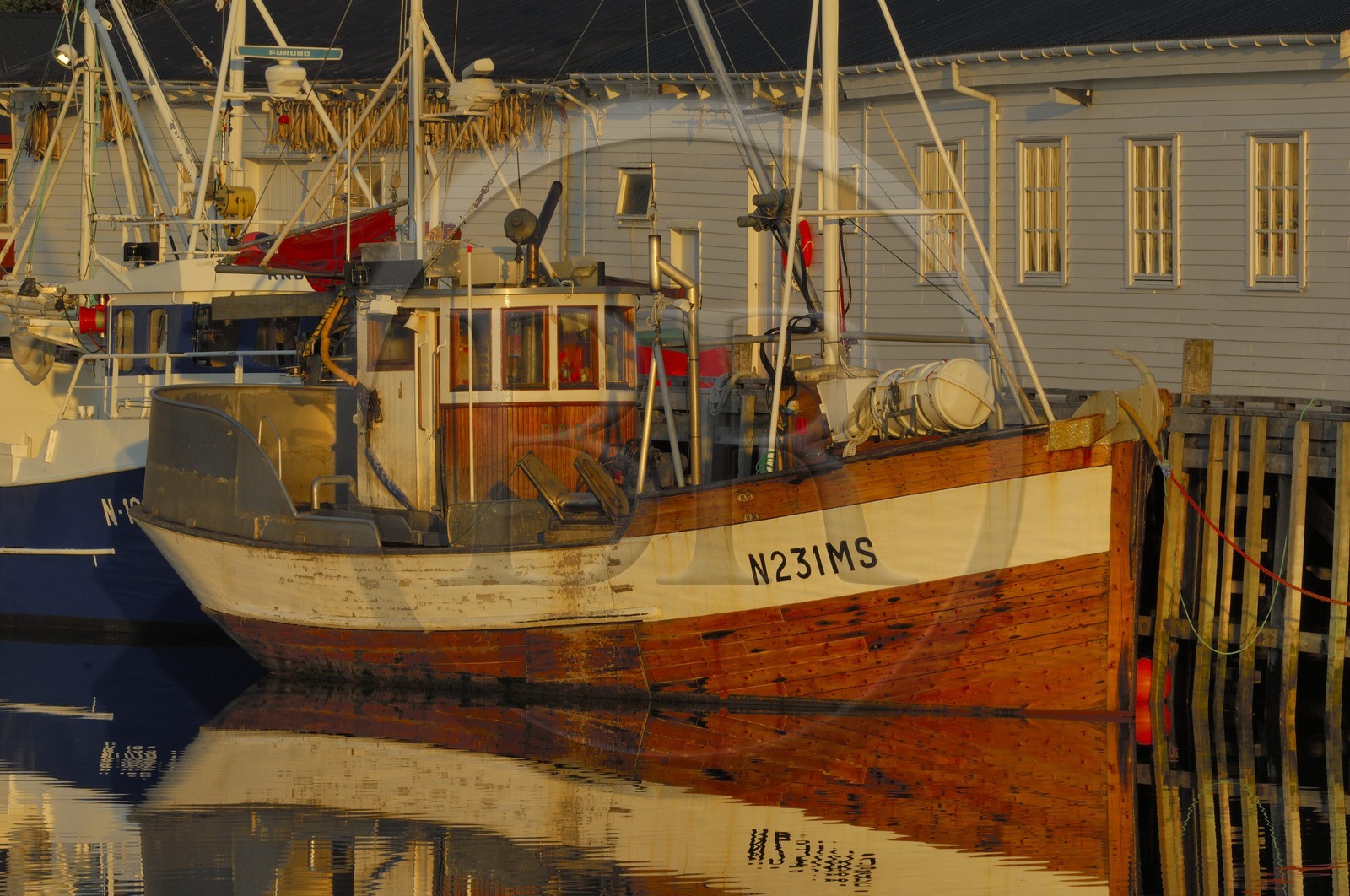 Norvège, Nordland, Iles Lofoten, Ile de Moskenes, port de pêche de Hamnoy près de Reine au soleil de minuit