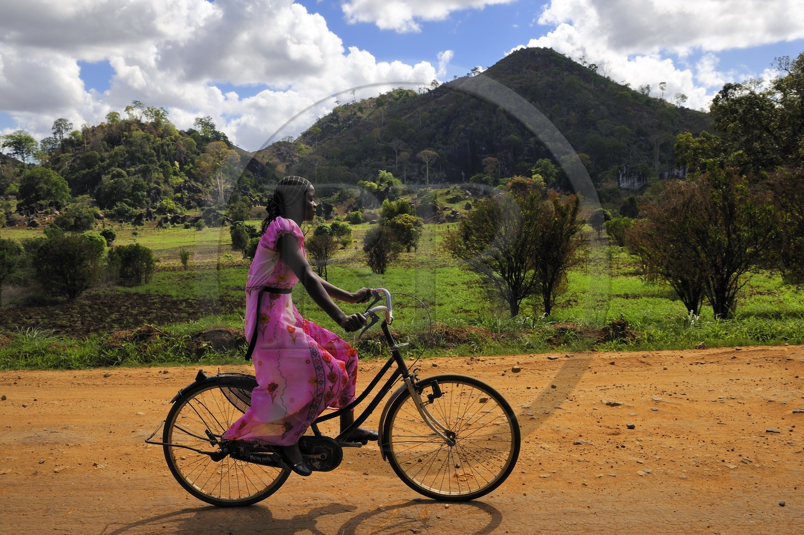 Tanzanie, région de Morogoro, les Monts Uluguru, cycliste sur la piste de Matombo