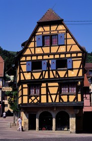 France, Bas-Rhin (67), Obernai, la façade d'une maison à colombages