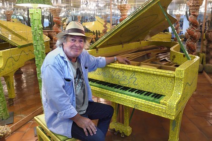 France, Var (83), La Dracénie, Salernes, le céramiste et créateur Alain Vagh, piano recouvert par l'artiste