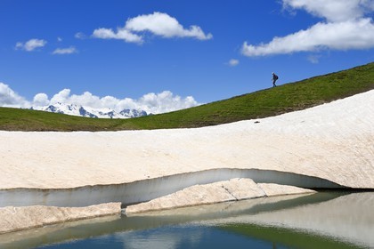 Géorgie, Haute Svanétie (Zemo Svaneti), Mestia, randonneur au lac Koruldi sur les contrefort du mont Ouchba (Ushba)