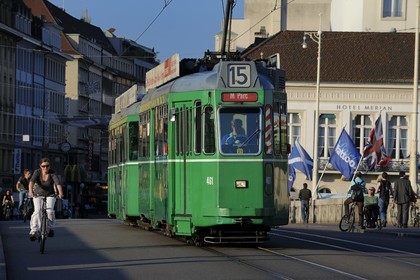 Suisse, Bâle, tram sur la Mittlere Brücke