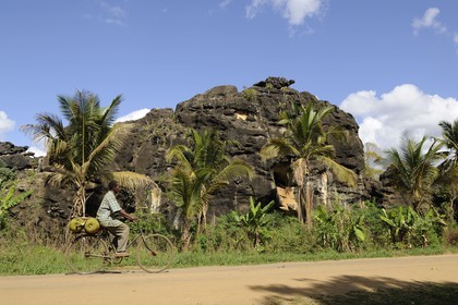 Tanzanie, région de Morogoro, les Monts Uluguru, cycliste transportant des fruits du jacquier sur la piste de Matombo