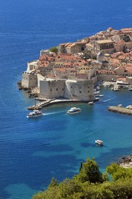Croatie, Dalmatie, cote dalmate, Dubrovnik, centre historique classé Patrimoine Mondial de l'UNESCO, vue générale depuis la route de la corniche littorale