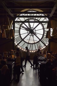 France, Paris (75), le musée d'Orsay, le Café Campana éclairé par son horloge