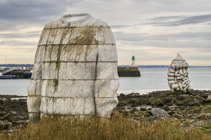 France, Loire-Atlantique (44), Estuaire de la Loire, Saint-Nazaire, collection d'art contemporain à ciel ouvert Estuaire, deux des trois sculptures monumentales en béton Le pied, le pull et le système digestif réalisée par les artistes Daniel Bewar et Gregory Gicquel en bordure du Quai de la Jetée