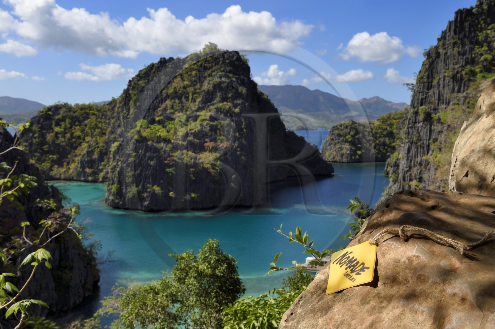 Philippines, Calamian Islands dans le nord de Palawan, Coron Island Natural Biotic Area, lagon sur le chemin du lac Kayangan, falaises abruptes et formations rocheuses karstique en calcaire du Permien