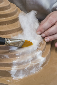 France, Gard (30), Bagard, l'Atelier Sericyne, production de soie d'exception et intissée pour la réalisation d'objets de décoration et d'art de vivre en soie, mise en place d'une pièce de fils de soie sur un moule avec une application au pinceau et à l'eau