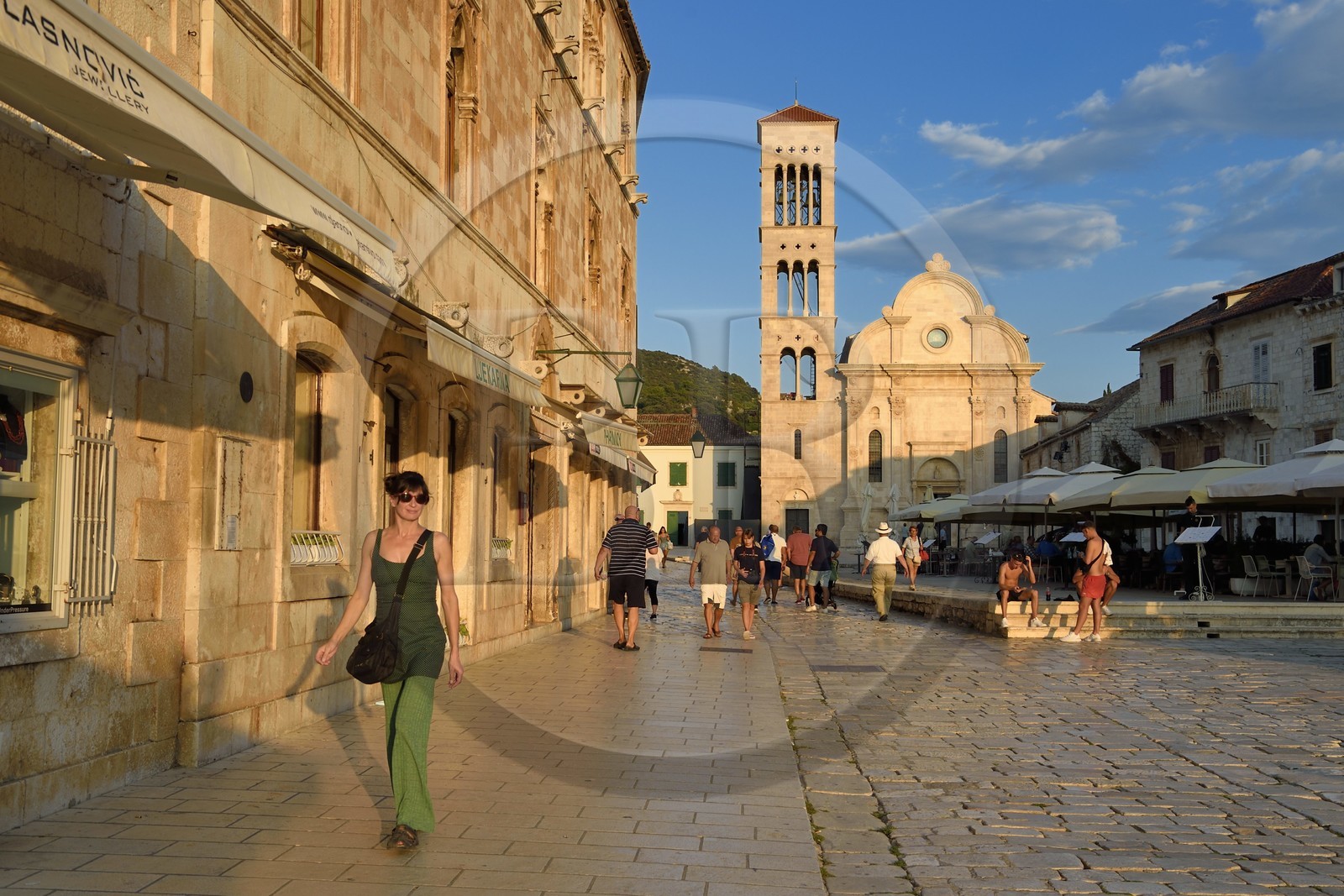Croatie, Dalmatie, cote dalmate, Ile de Hvar, la ville de Hvar, la cathédrale Saint-Étienne et le clocher marquent l'extrémité est de la Pjaca