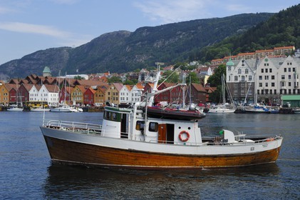 Norvège, Hordaland, Bergen, bateau de tourisme dans le port