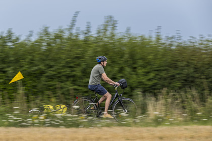 France, Maine-et-Loire (49), vallée de la Loire classée au Patrimoine Mondial par l'UNESCO, Saumur vers Saint-Hilaire, randonnée à bicyclette avec une remorque transportant le matériel de camping