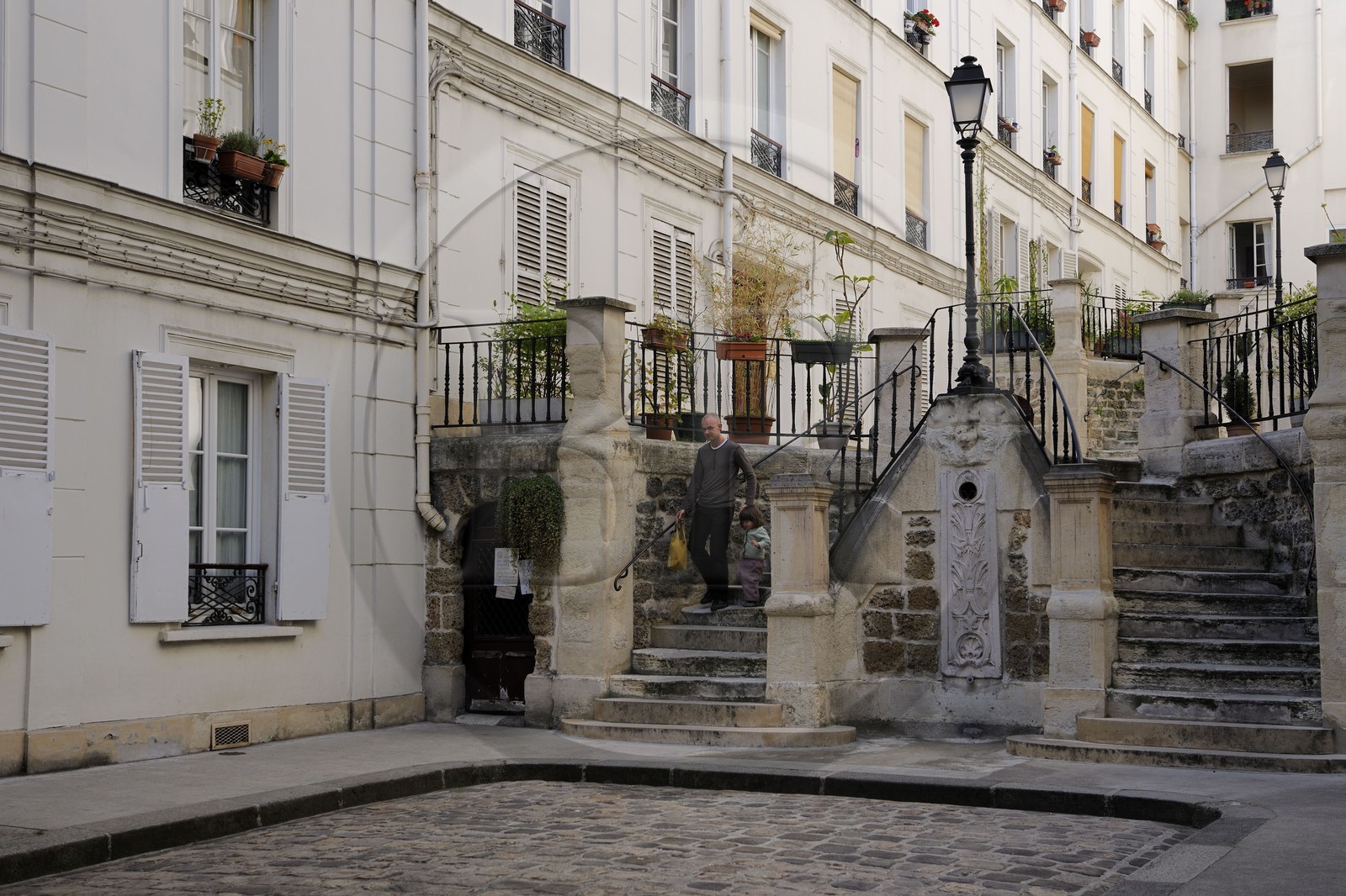 France, Paris (75), la Butte Montmartre, cour intérieure du 40 rue Durantin