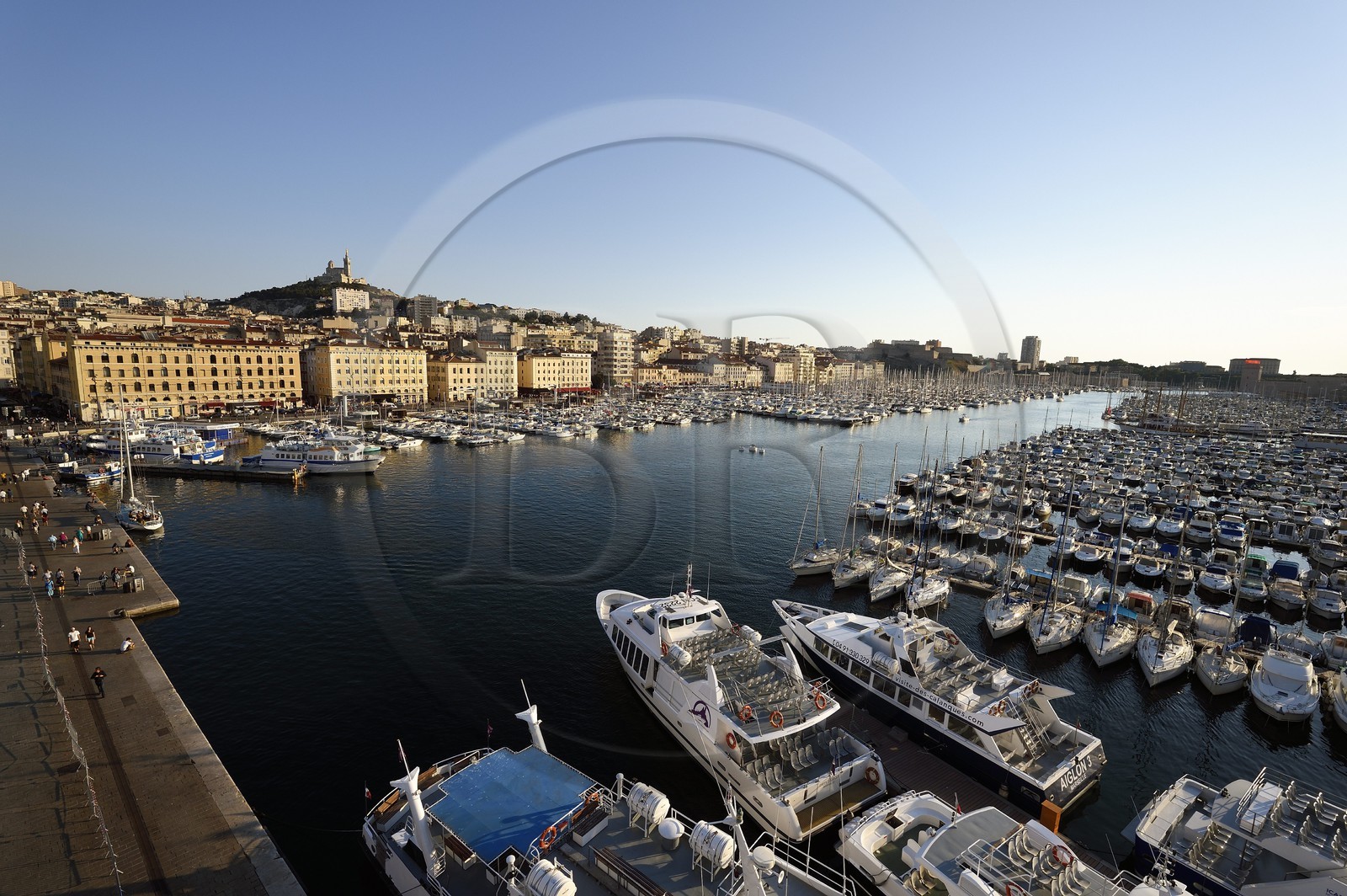 France, Bouches-du-Rhône (13), Marseille, Le Vieux Port, quai de Rive Neuve et quai de la Fraternité, la basilique Notre Dame de la Garde en arrière plan