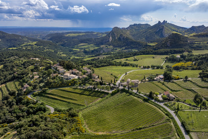 France, Vaucluse (84), Dentelles de Montmirail, le vignoble en restanques entourant le village de Suzette, le Clapis prolongé par le Grand Montmirail à gauche, les Dentelles Sarrasines au centre et le Grand Travers tout à droite en arrière plan (vue aérienne)