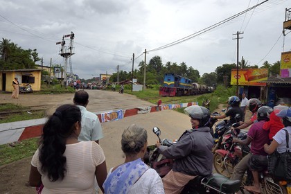 Sri Lanka, Province du Nord Ouest, passage à niveau à Maho